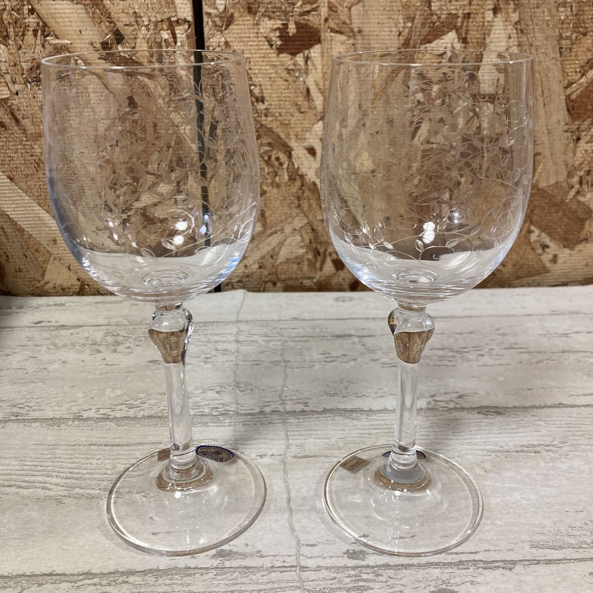 ボヘミア ペア ワイングラス 箱付き シール付 蔦 模様 クリスタル クリスタルガラス Bohemia 素敵 乾杯 佐川急便対応のみ ワイングラス 売買されたオークション情報 Yahooの商品情報をアーカイブ公開 オークファン Aucfan Com