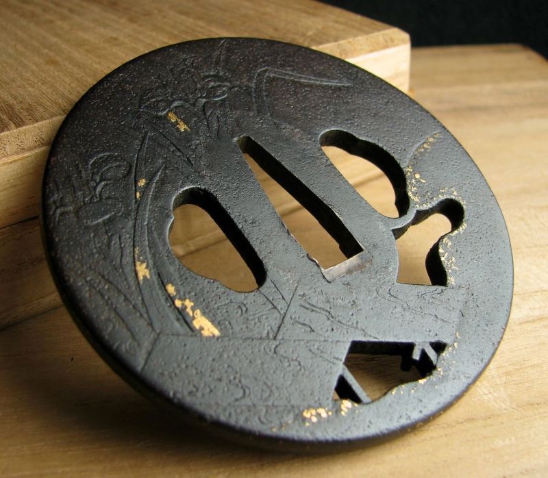時代武具　鉄地透かし鍔　[銘：武州住 正房]　金象嵌　桐箱付　江戸時代 時代武具 鉄地透かし大鍔 花刻 金象嵌 銘：武州住正吉