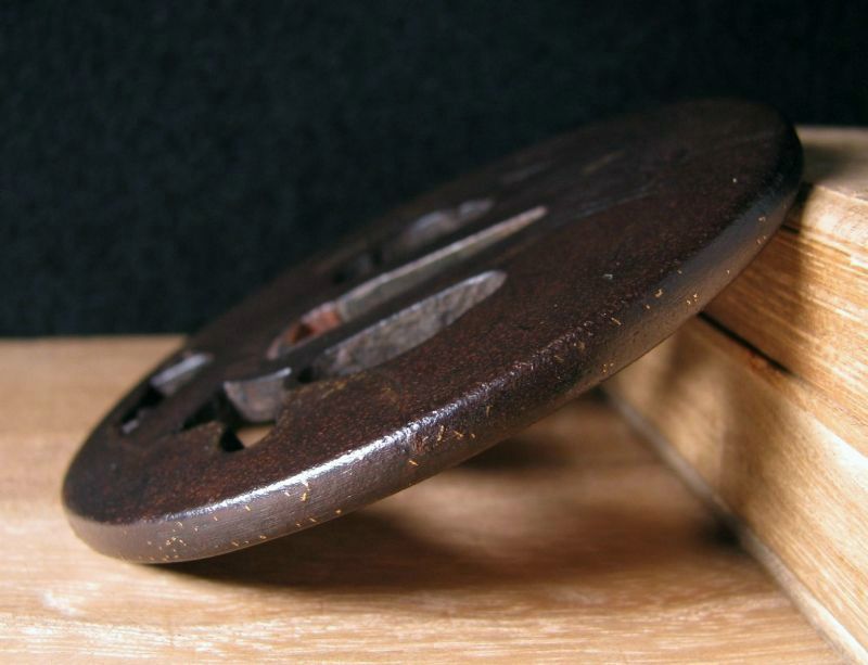 時代武具　鉄地透かし鍔　[銘：武州住 正房]　金象嵌　桐箱付　江戸時代 時代武具 鉄地透かし大鍔 花刻 金象嵌 銘：武州住正吉