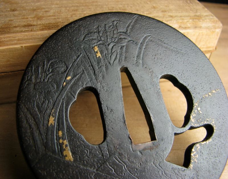 時代武具　鉄地透かし鍔　[銘：武州住 正房]　金象嵌　桐箱付　江戸時代 時代武具 鉄地透かし大鍔 花刻 金象嵌 銘：武州住正吉