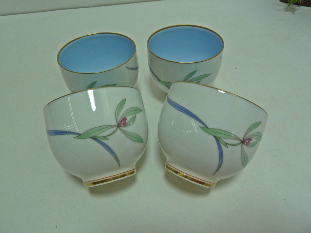 香蘭社 香蘭社、湯呑み四客》（美品）金縁、金の花に淡い緑の葉