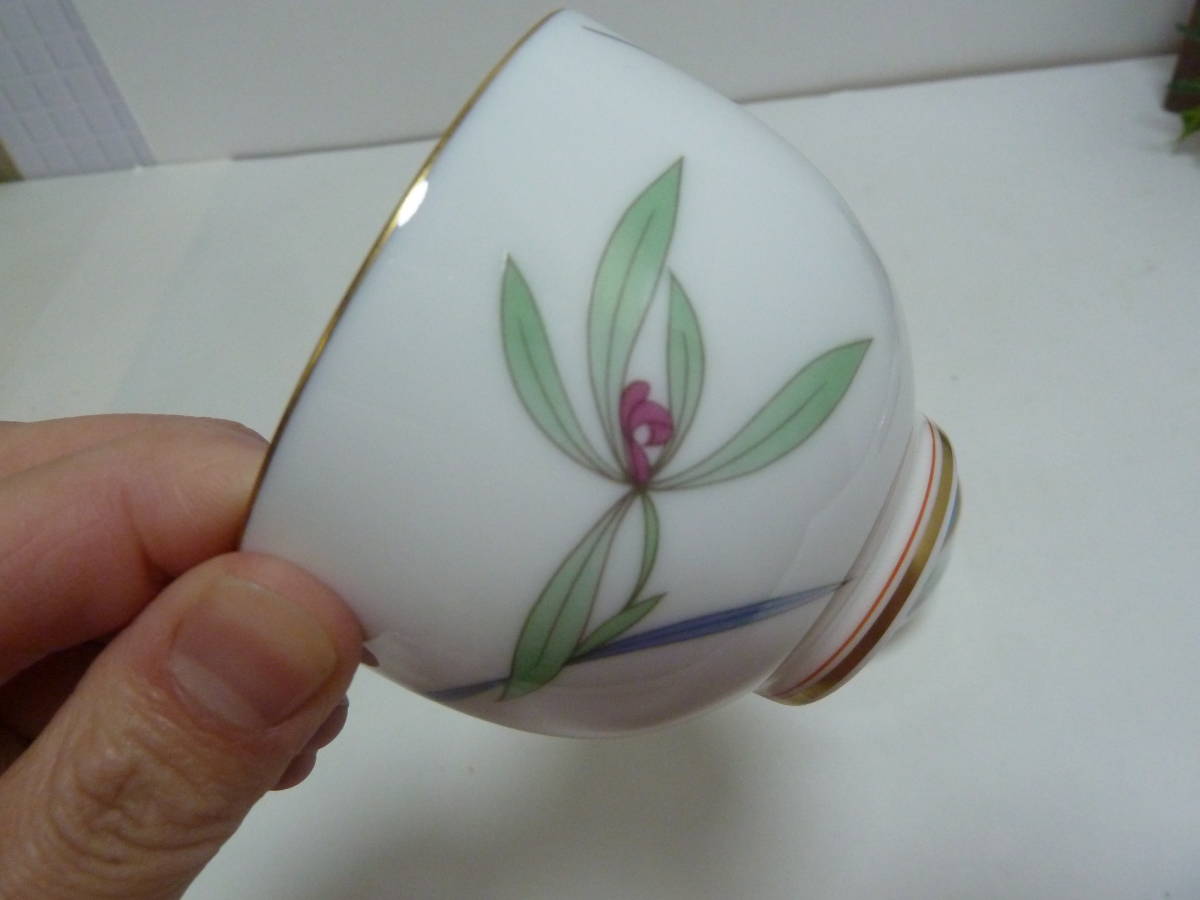 香蘭社 香蘭社、湯呑み四客》（美品）金縁、金の花に淡い緑の葉