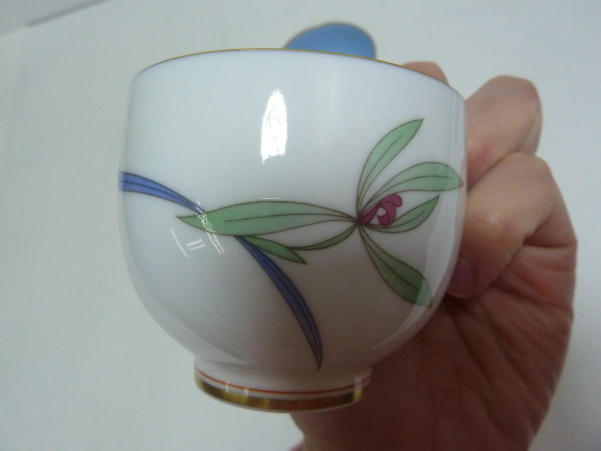 香蘭社 香蘭社、湯呑み四客》（美品）金縁、金の花に淡い緑の葉
