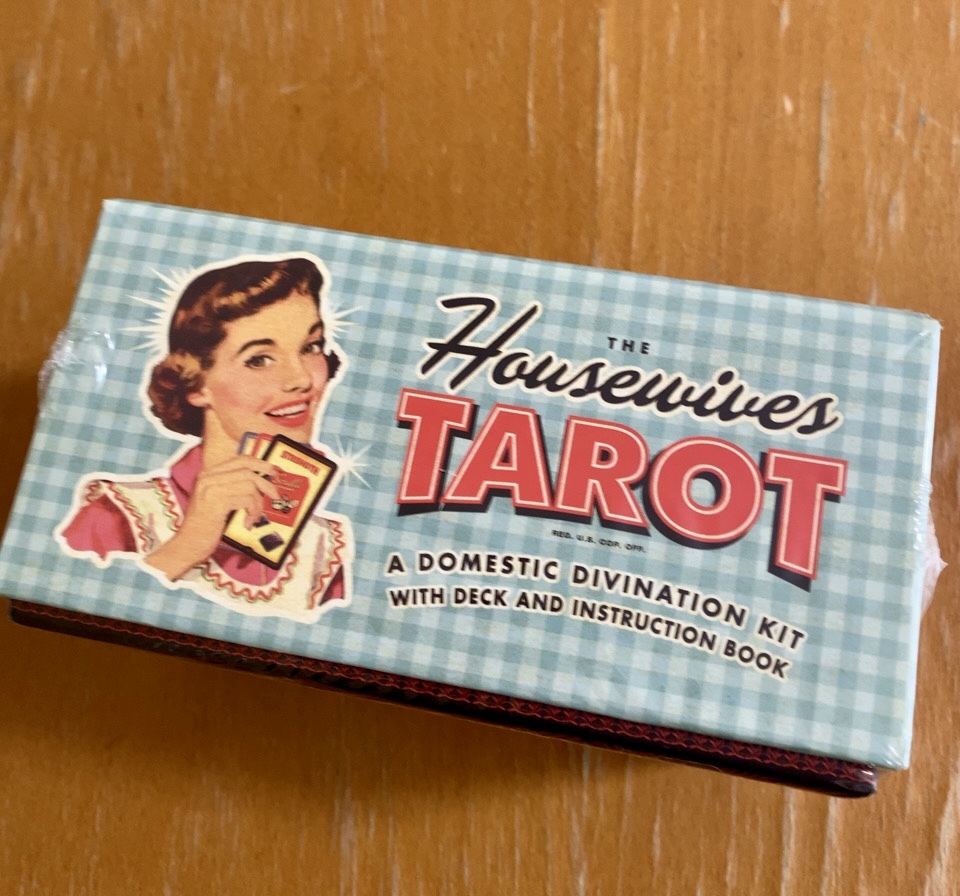The Housewives tarot ハウスワイフタロット 1950年代アメリカの主婦の生活が描かれたユニークなタロットカード(タロット ...