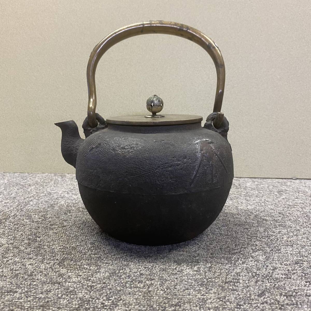 GM4NK① 煎茶道具 古鉄瓶 亀文堂 銀象嵌持ち手 金銀象嵌 時代鉄瓶(鉄瓶 