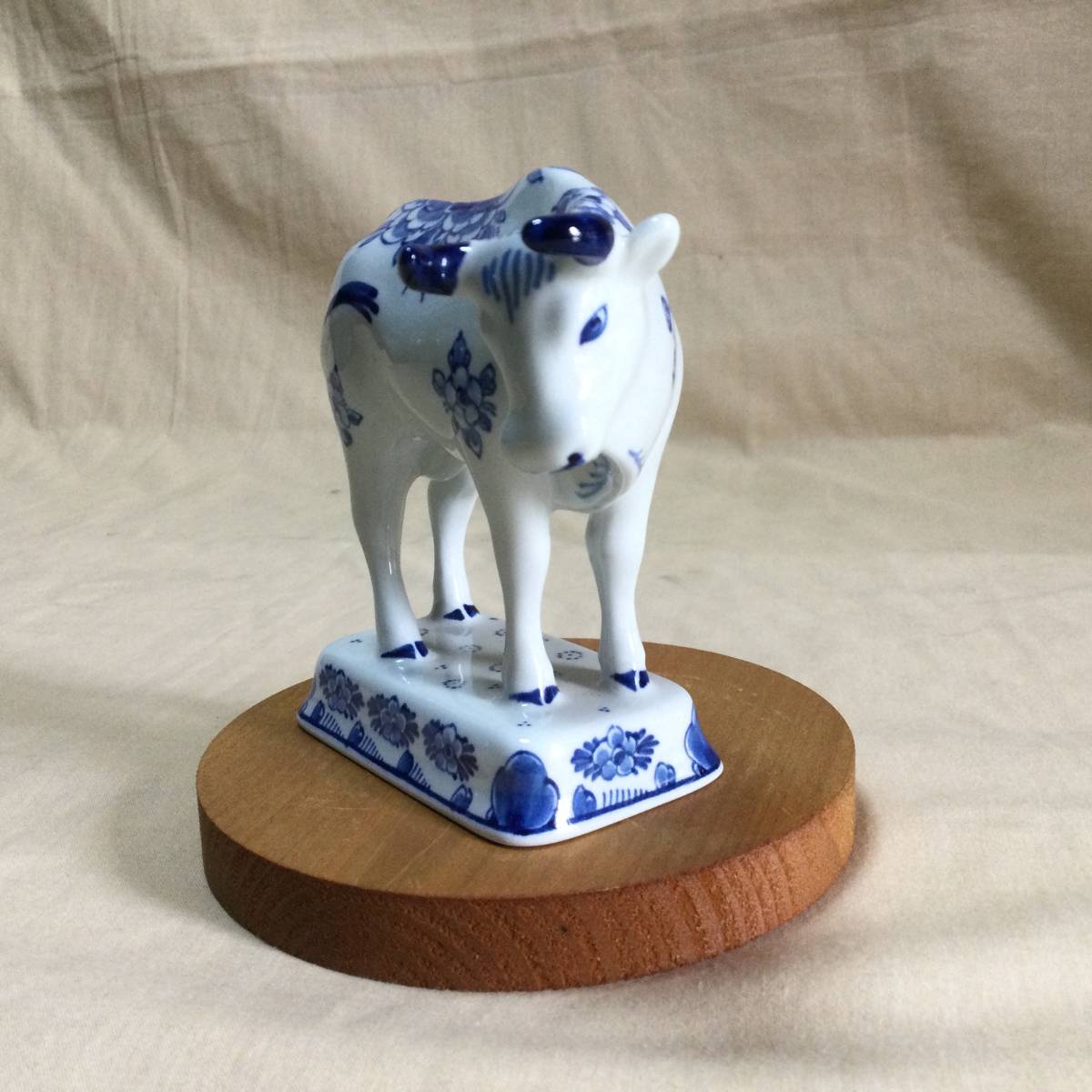 ロイヤルデルフト、「フィギュリン 牛/Cow Figurine」オランダ