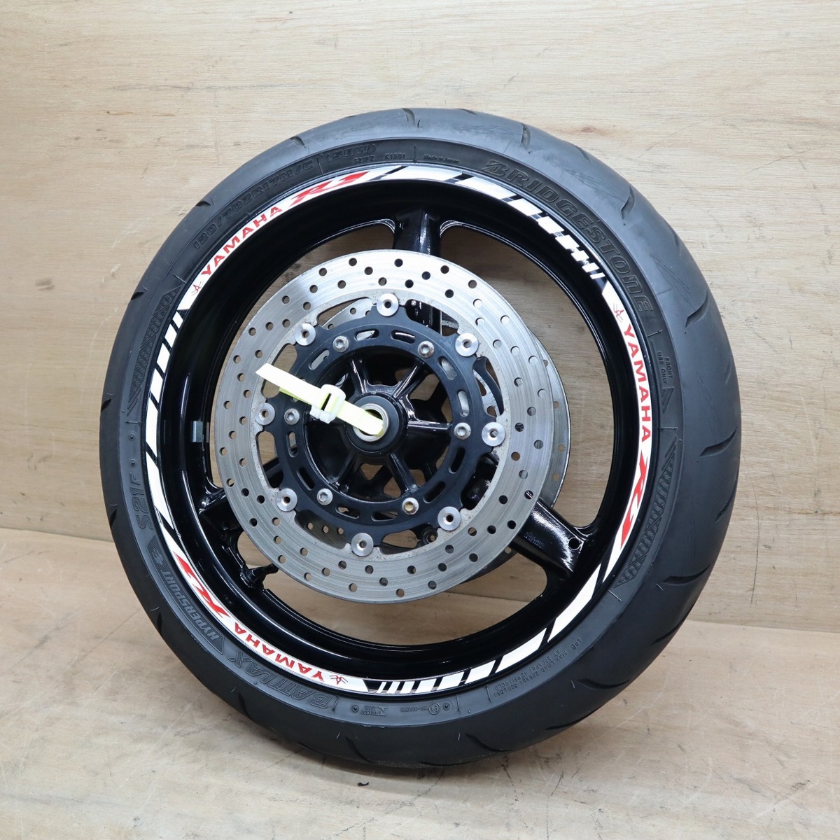 【kenzy】ヤマハYZF-R1用ノーマルフロントホイール。 ヤマハ YZF-R1 5PW RN09 純正 フロントホイール 黒 ブラック 前側 17x3