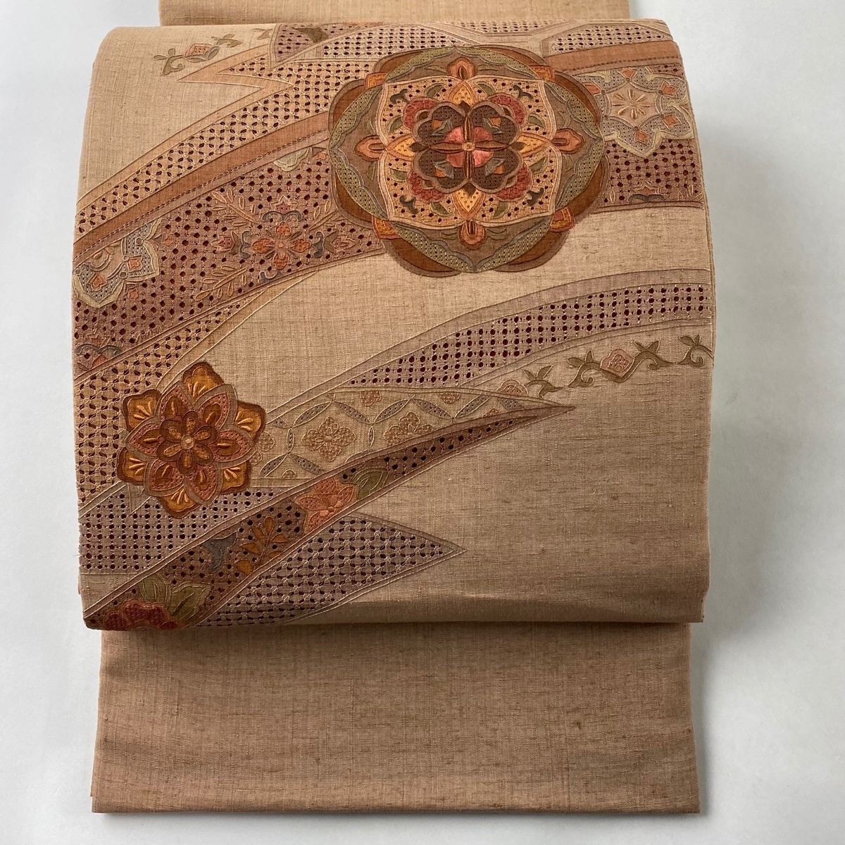袋帯 秀品 草花 お太鼓柄 正絹 紬地 中古 汕頭刺繍 相良刺繍 美品