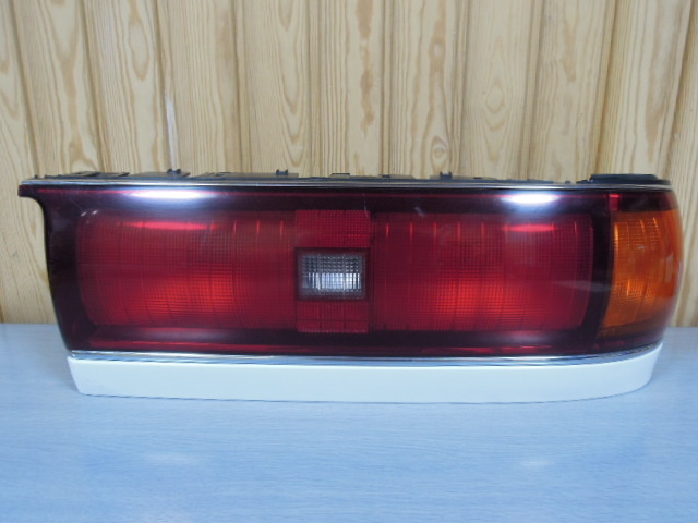 トヨタ マークⅡ GX81 / JZX81 テールランプ 右 中古 4ドア ハード