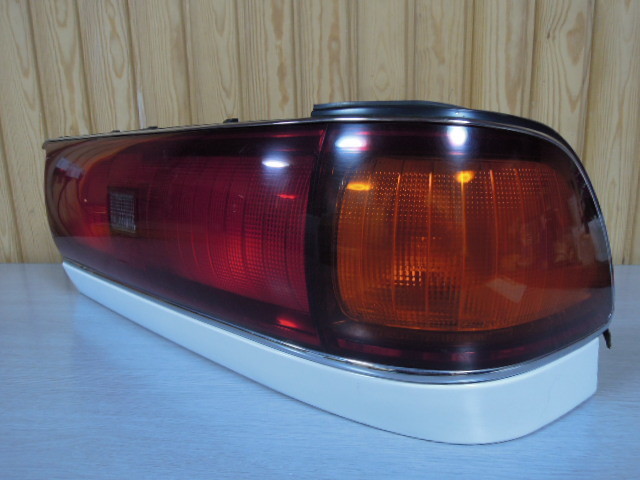 トヨタ マークⅡ GX81 / JZX81 テールランプ 右 中古 4ドア ハード