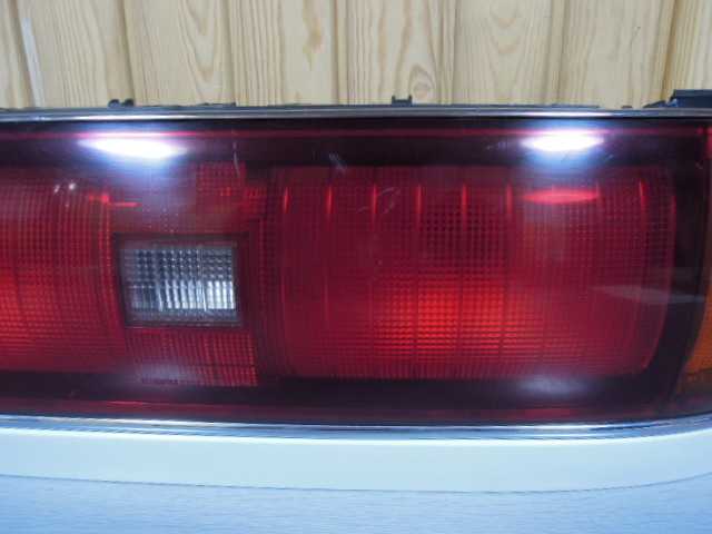 トヨタ マークⅡ GX81 / JZX81 テールランプ 右 中古 4ドア ハード