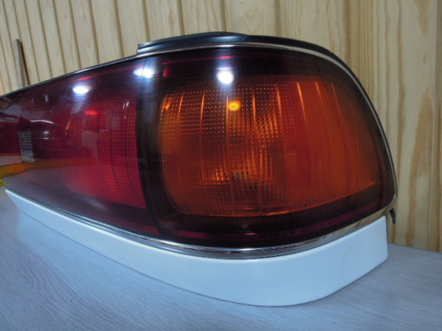 トヨタ マークⅡ GX81 / JZX81 テールランプ 右 中古 4ドア ハード