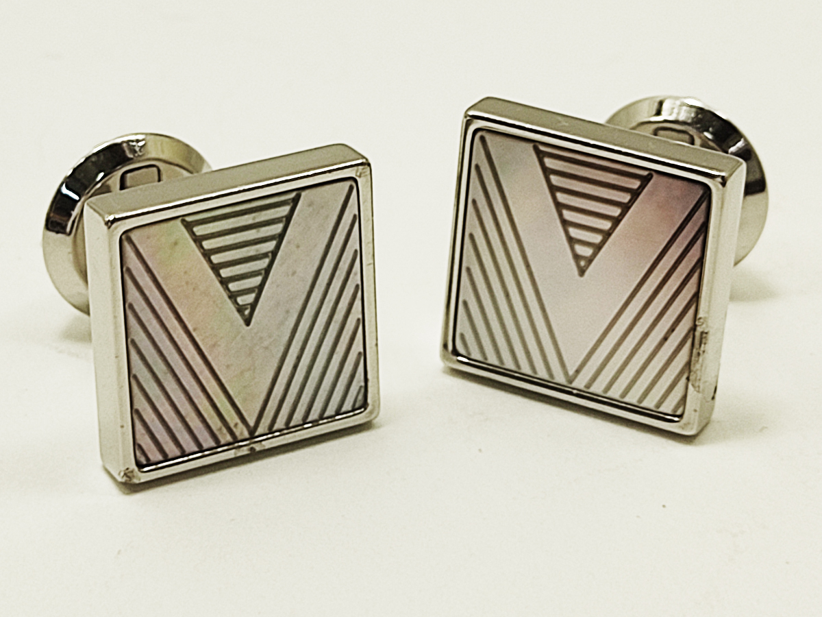 LOUIS ドゥ VUITTON ブトン Louis VUITTON（カフリンクス）のフリマ