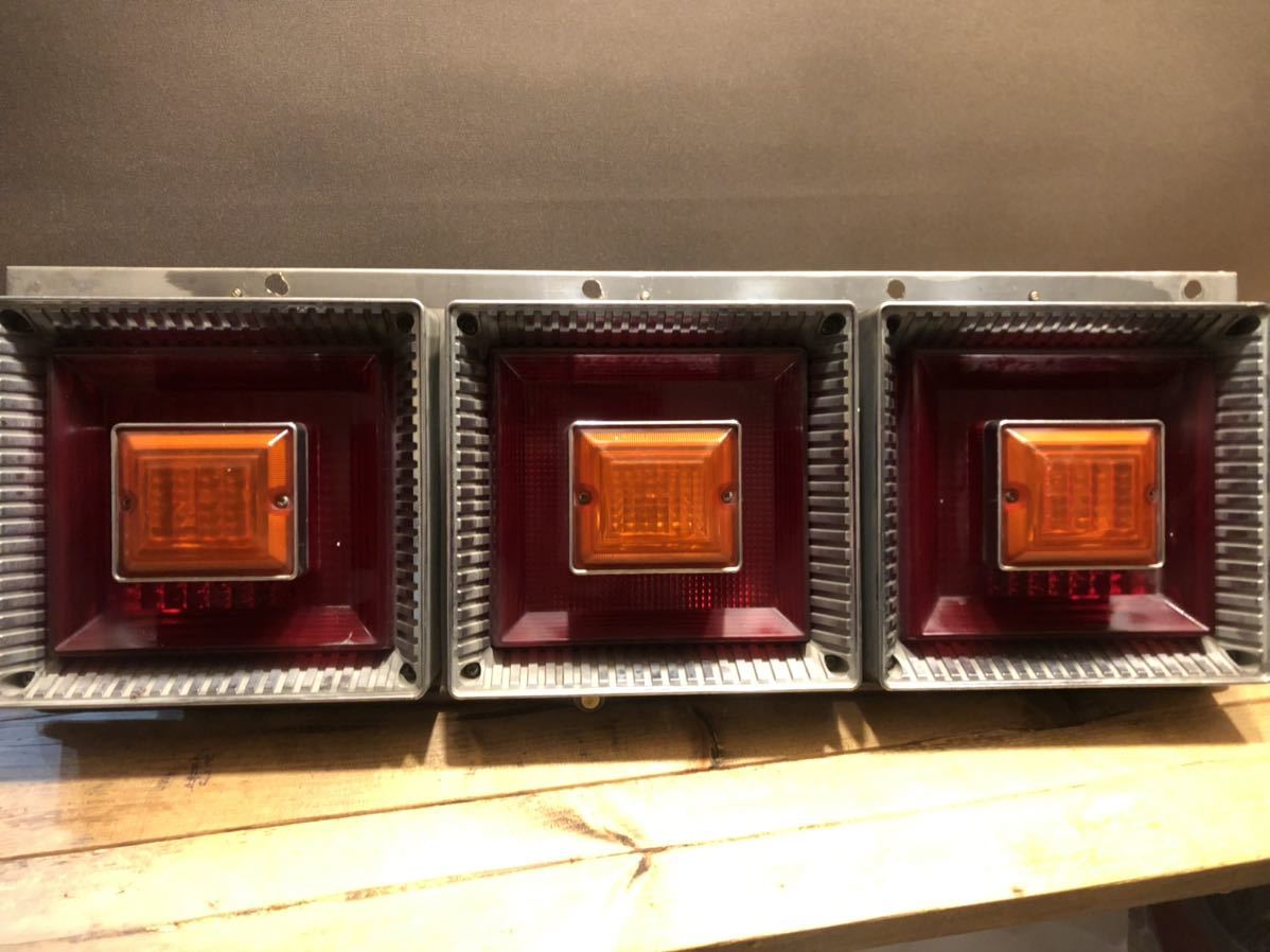 社外角型3連テールランプ 左右セット デコトラ アートトラックなど 枠