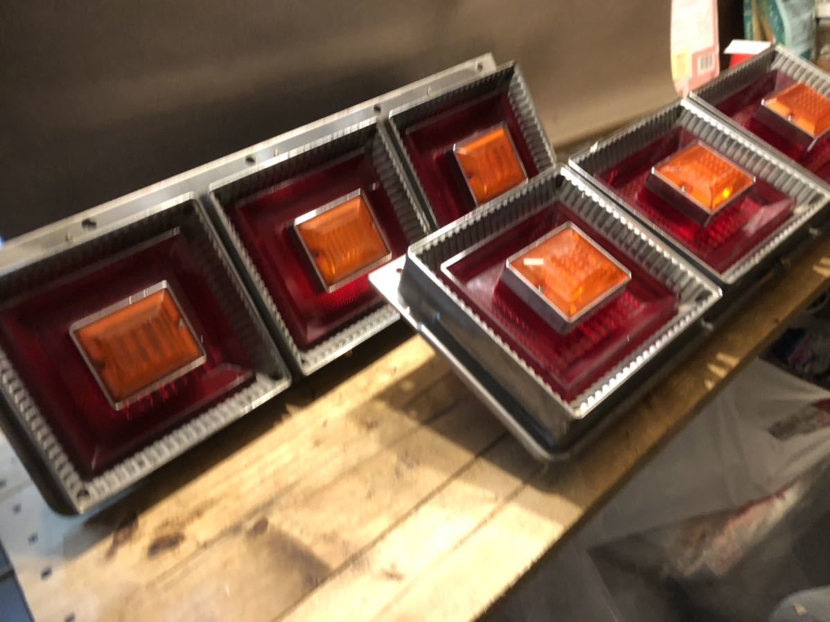 社外角型3連テールランプ 左右セット デコトラ アートトラックなど 枠