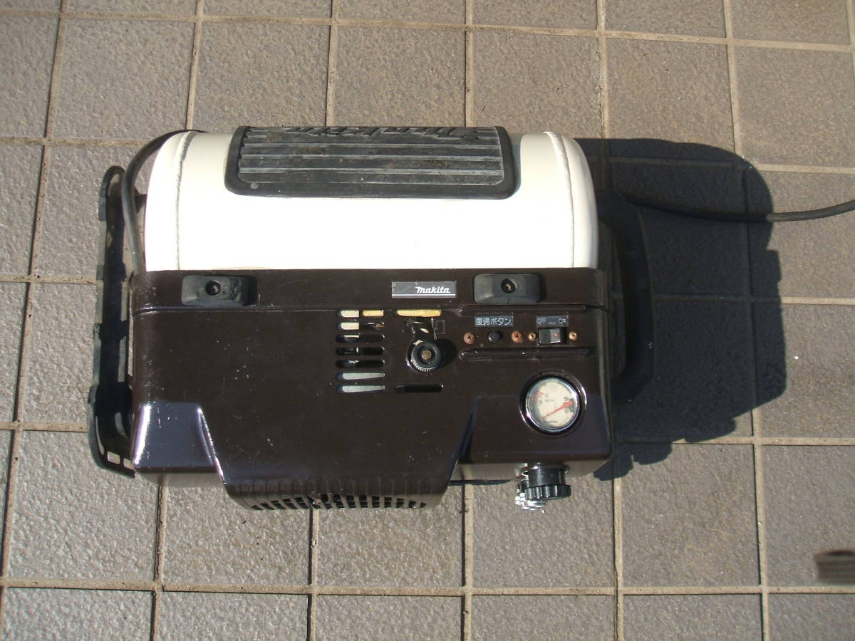 マキタエアーコンプレッサー　AC7011　50Hz　動作確認済み マキタ エアコンプレッサ 動作確認済み☆makita 77☆マキタ エアコンプレッサー とホースとエアガンの