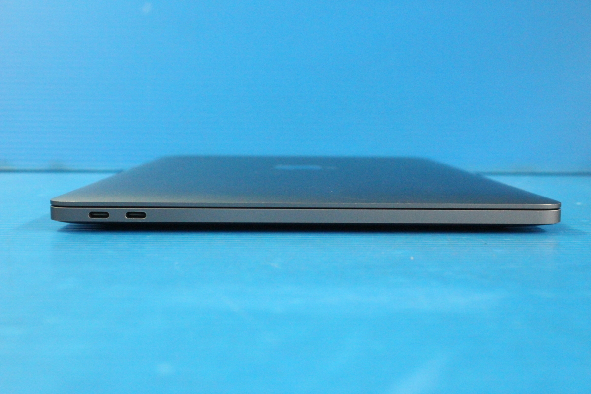 □Apple□ MacBook Pro (13-inch， 2017， Thunderbolt 3ポートx 2 