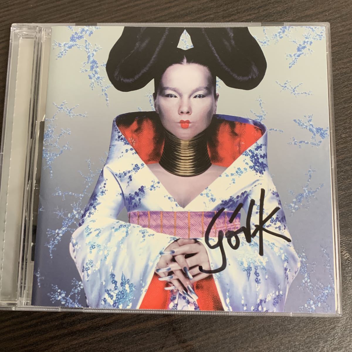 ビョーク - Bjork POST Tシャツセット 直筆サイン入りCD&amp;オリジナル Björk CD サイン入り Collection of 日本 Rare Releases メルカリ グレイテストヒッツ初回限定盤