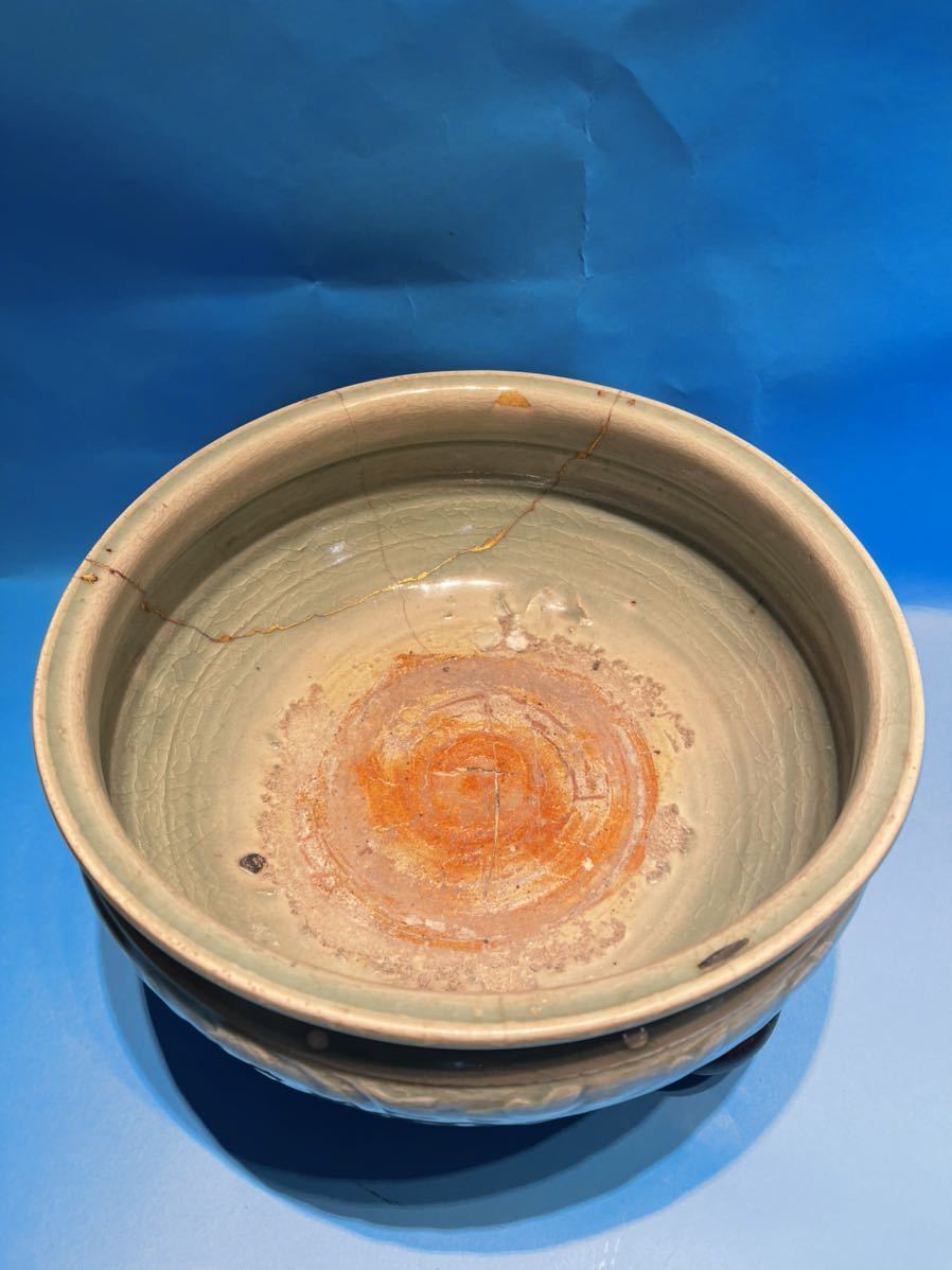 明朝期 龍泉窯彫花大香炉 唐木台付き 三足香炉 青磁