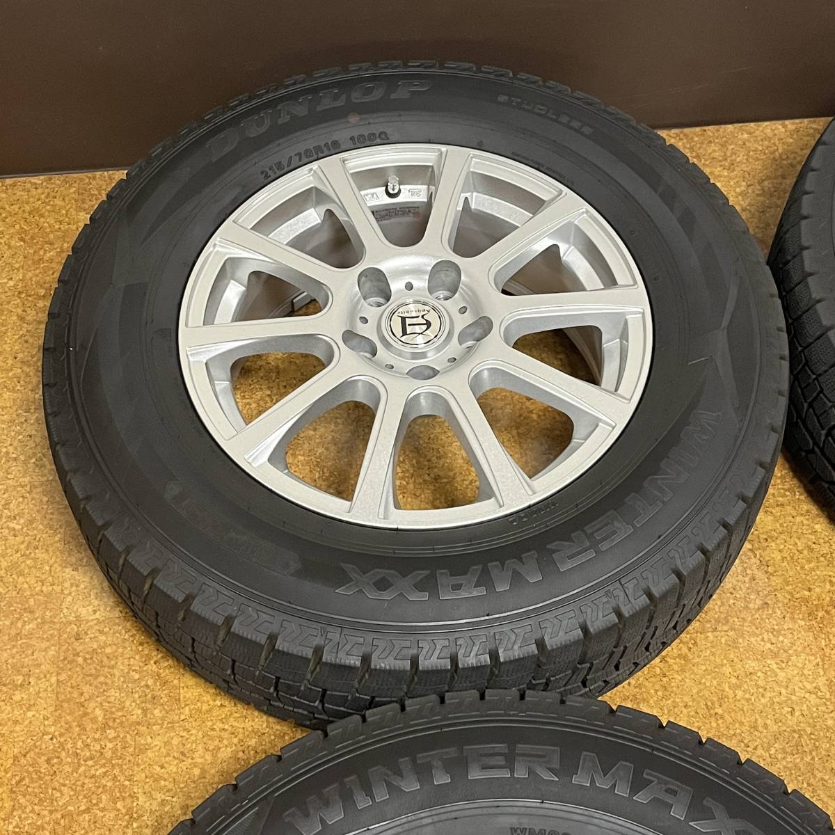 ほぼ未使用 ダンロップ WINTER MAXX WM02 215/70R16 アフロディーテ 
