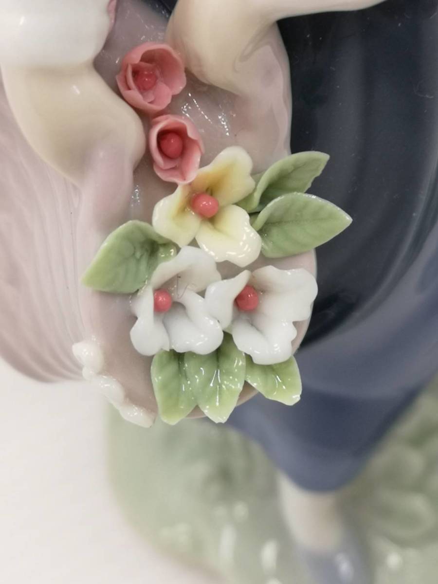 人形〉リヤドロ LLADRO 5222 花と少女 綺麗な花ばかり 陶器【中古