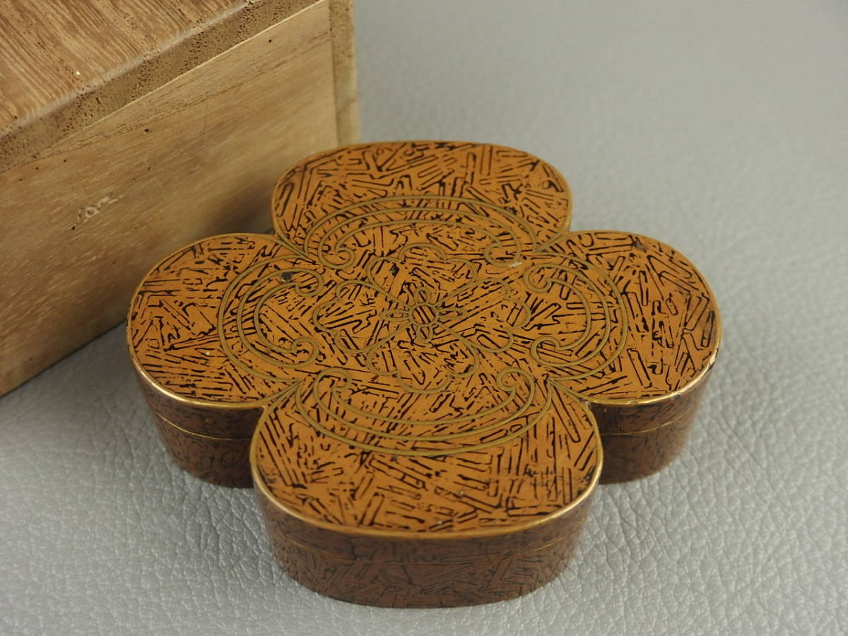 蒔絵 梨地横木瓜形香合 dn087shl 骨董・茶道具☆古い 茶道具 梨地に菊蒔絵