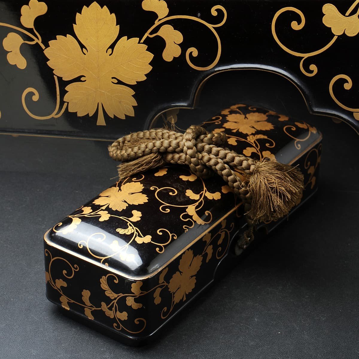 ED427 時代物 黒漆塗 内金梨地 梶の葉紋唐草蒔絵長文箱