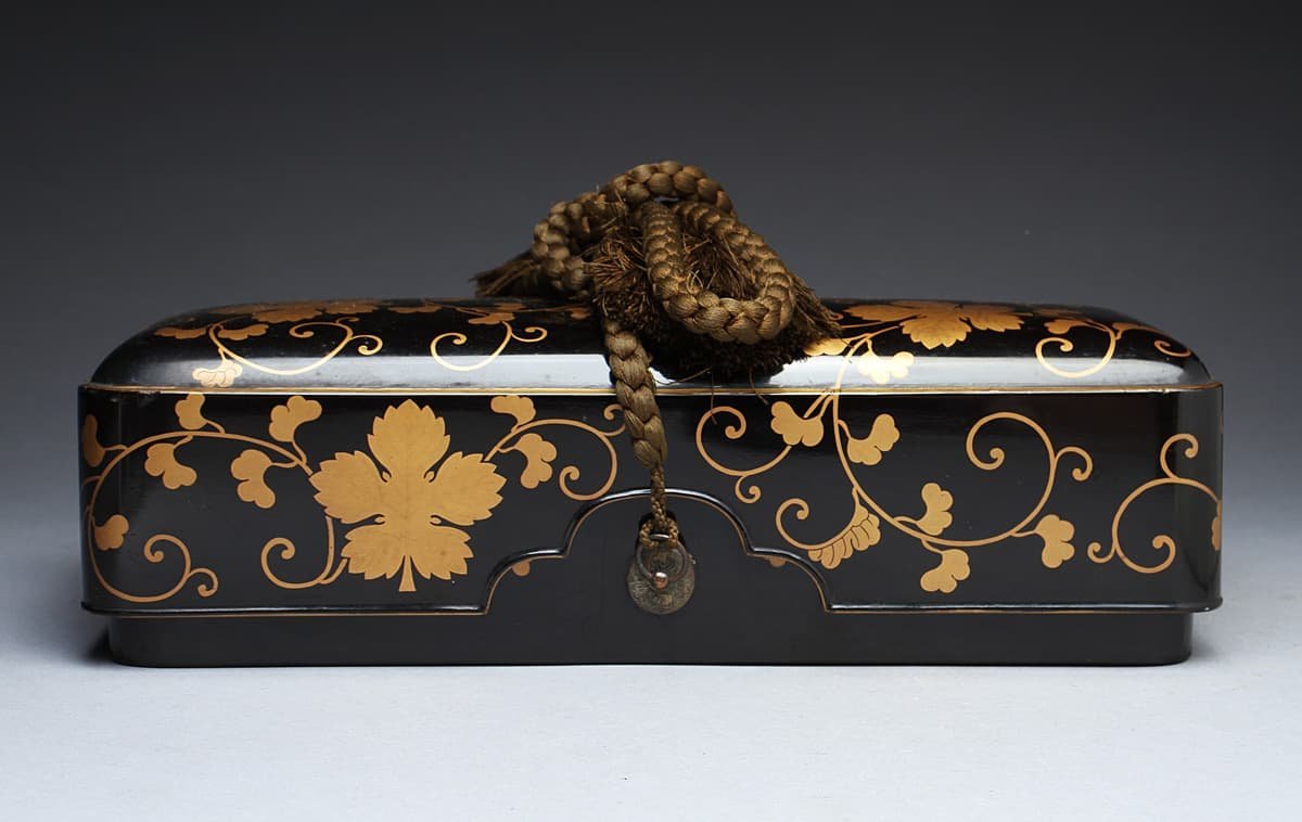 ED427 時代物 黒漆塗 内金梨地 梶の葉紋唐草蒔絵長文箱
