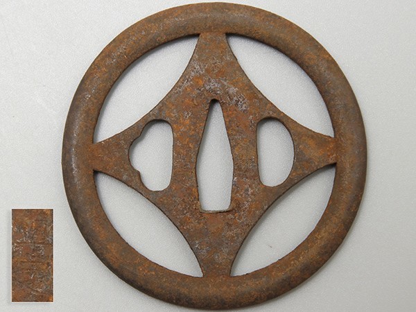 S827. 時代武具 直定銘 鉄地 十字透 丸形両櫃鍔 / 日本刀装具金具(鍔、刀装具)｜売買されたオークション情報、yahooの商品情報をアーカイブ公開 - オークファン 鍔、刀装具