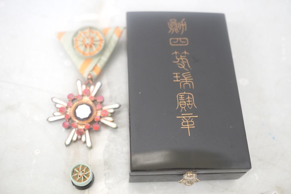 瑞宝章 勲章 叙勲 種類 勲章 勲四等瑞宝章 美品制度改正後 新型 瑞
