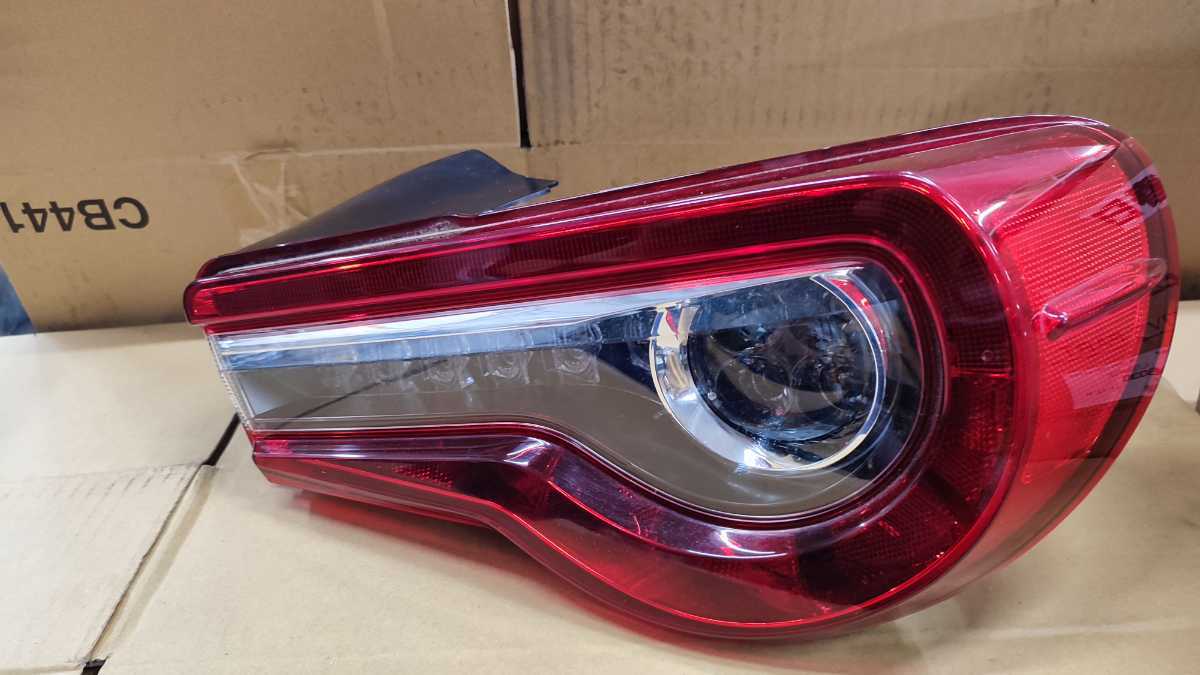 トヨタ(TOYOTA) 86(ZN6⁄BRZ⁄ZC6 前期)純正 テールランプ 左右