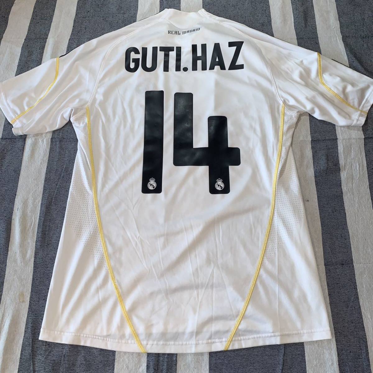 レアル・マドリード GUTI. HAZ サイン入りユニフォーム adidas 【公式
