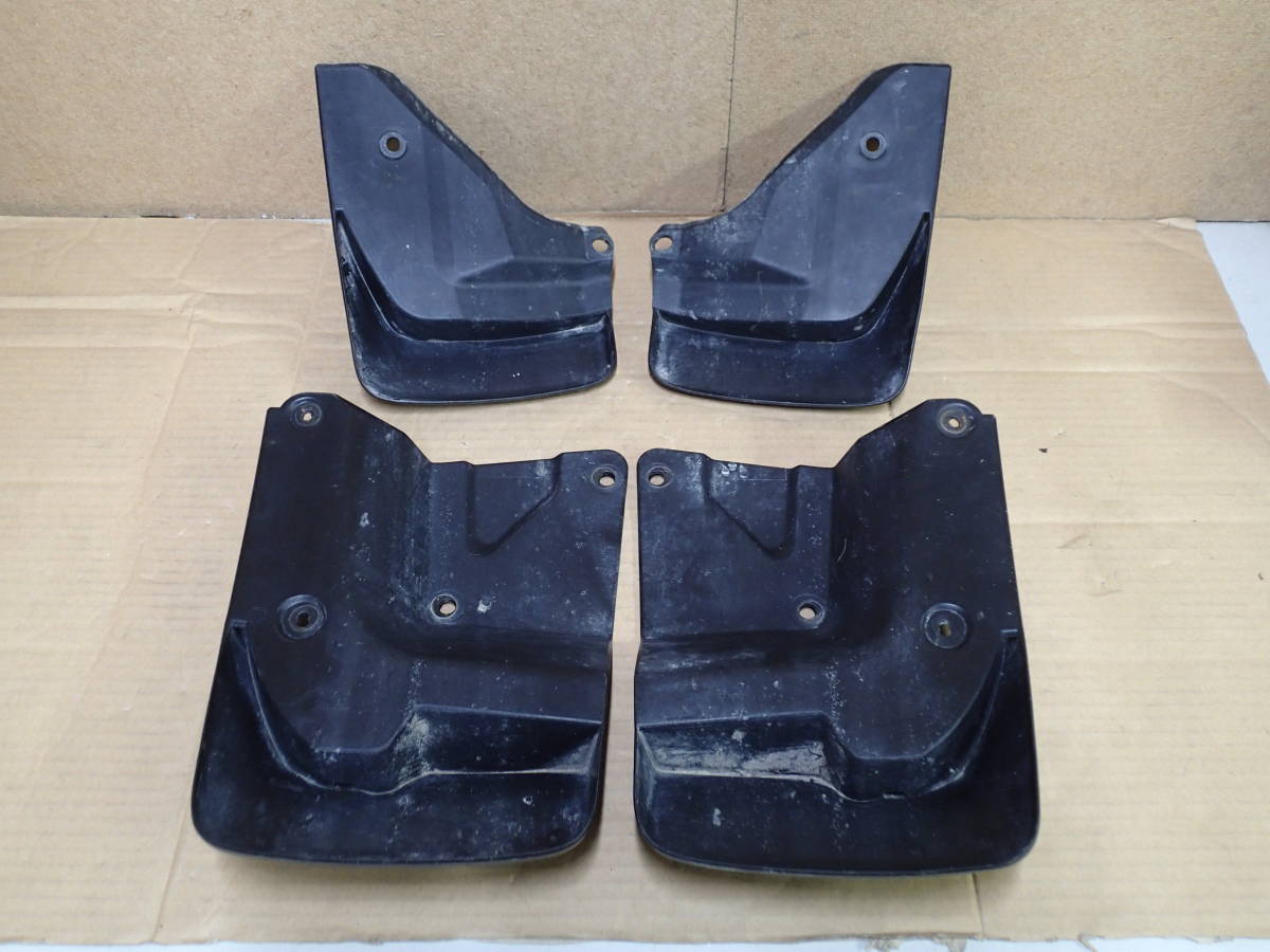 トヨタ200系ハイエース純正マッドガード前後セット （76626-X0601） ◆R4-731-23