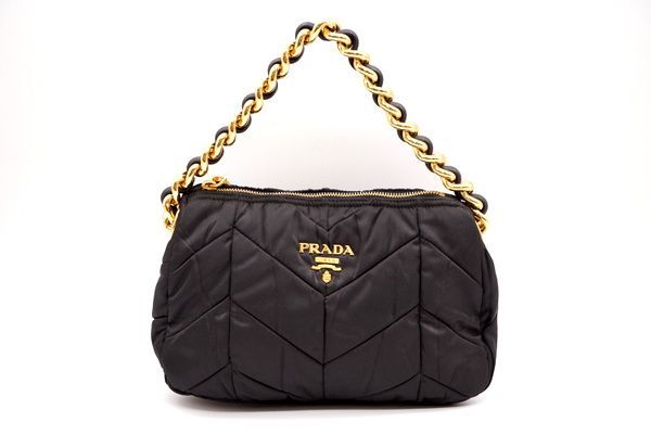 セール，新品 1円 プラダ チェーン ハンドバッグ キルティング ロゴ ゴールド金具 ナイロン 黒 ブラック 良品 PRADA 9756h(ハンドバッグ)｜売買されたオークション情報、yahooの商品情報をアーカイブ公開 - オ かばん、バッグ
