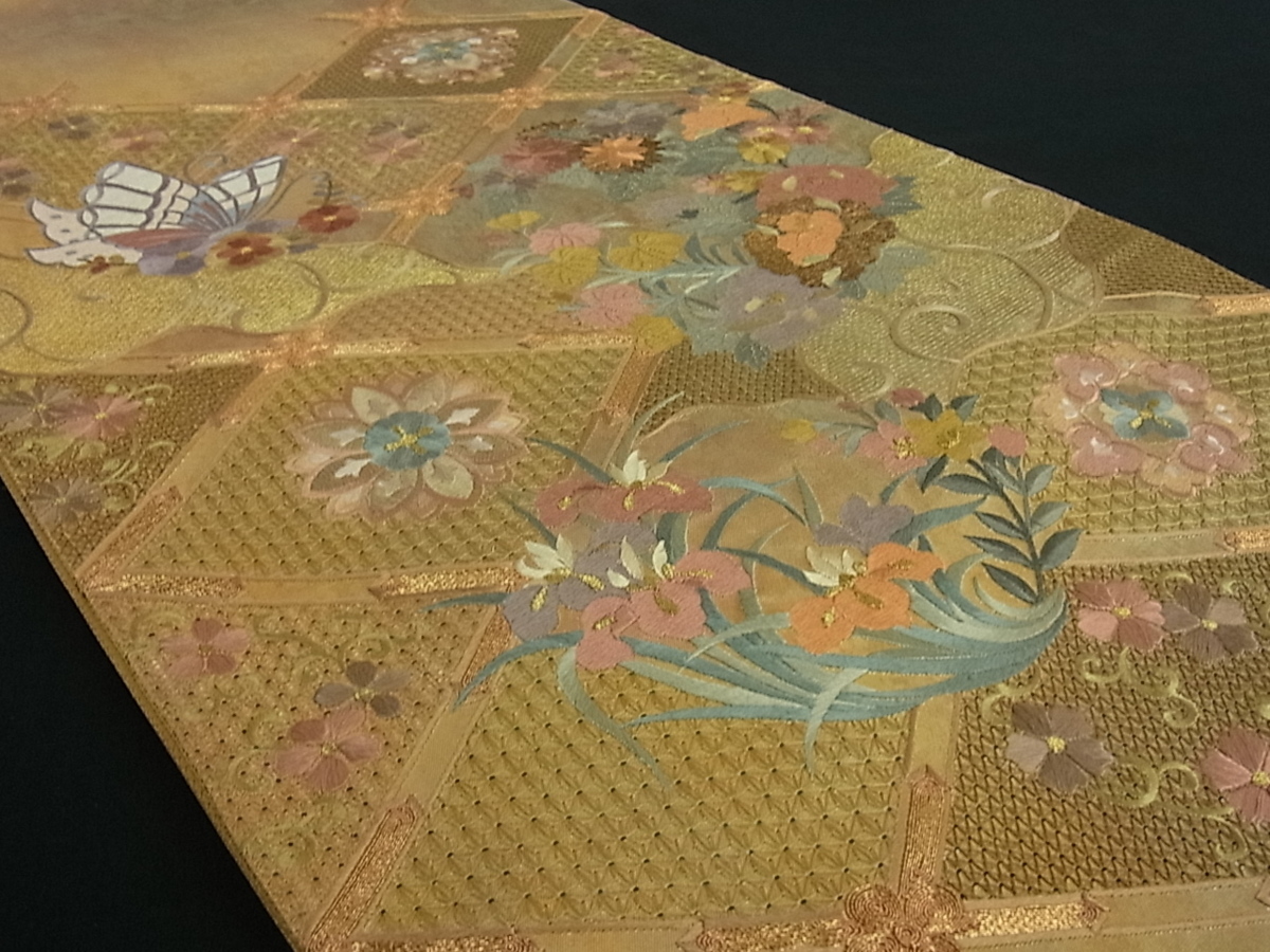 【刺繍】袋帯 金箔地の金駒刺繍 宝相華 お太鼓柄 売切値下げ】610myf9△刺繍 宝相華 金駒刺繍 袋帯 △美品 - メルカリ