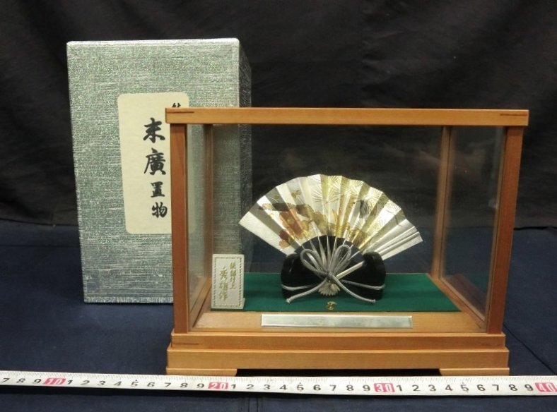 L1966 純銀仕上げ 秀雄作 彫金 扇 松竹梅文 ガラスケース シルバー