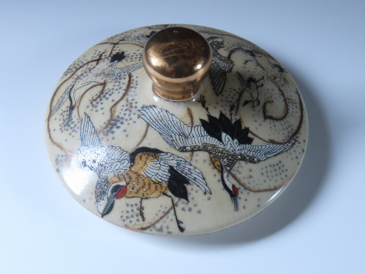 薩摩焼 名工 栄盛窯 瀧山 作 金襴手色絵金彩群鶴図花鳥細密絵付蓋付飾