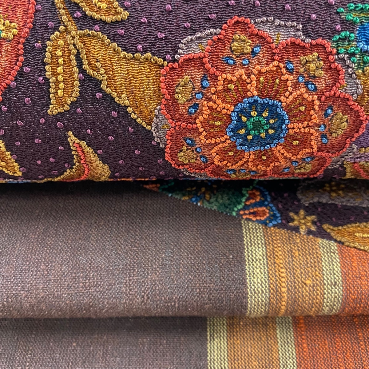 袋帯 お太鼓柄 秀品 紬地 草花 刺繍 正絹 中古 美品 山吹茶色 正絹｜中古・古着 焦茶色 薄茶色 茶色 名品 緑