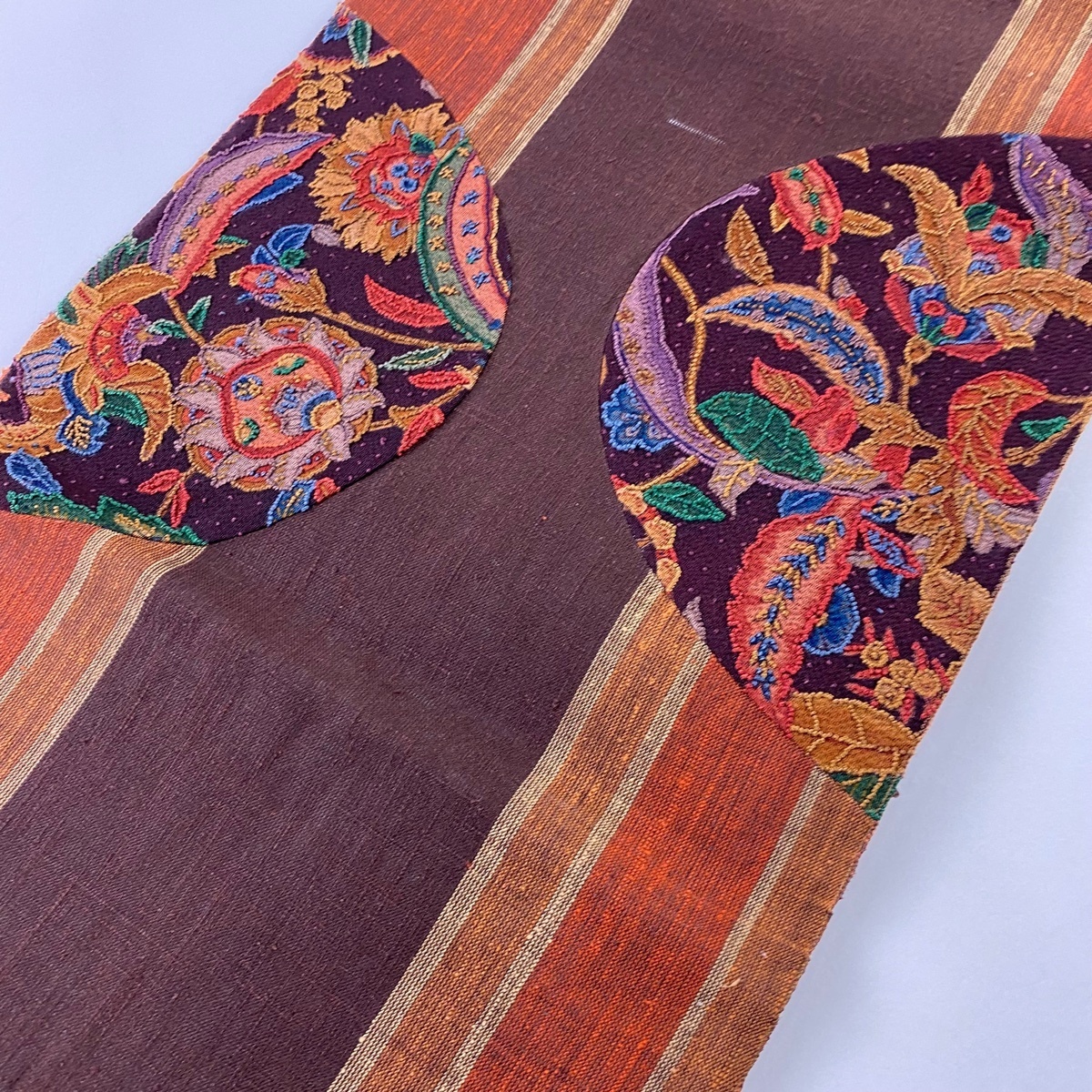 袋帯 お太鼓柄 秀品 紬地 草花 刺繍 正絹 中古 美品 山吹茶色 正絹｜中古・古着 焦茶色 薄茶色 茶色 名品 緑