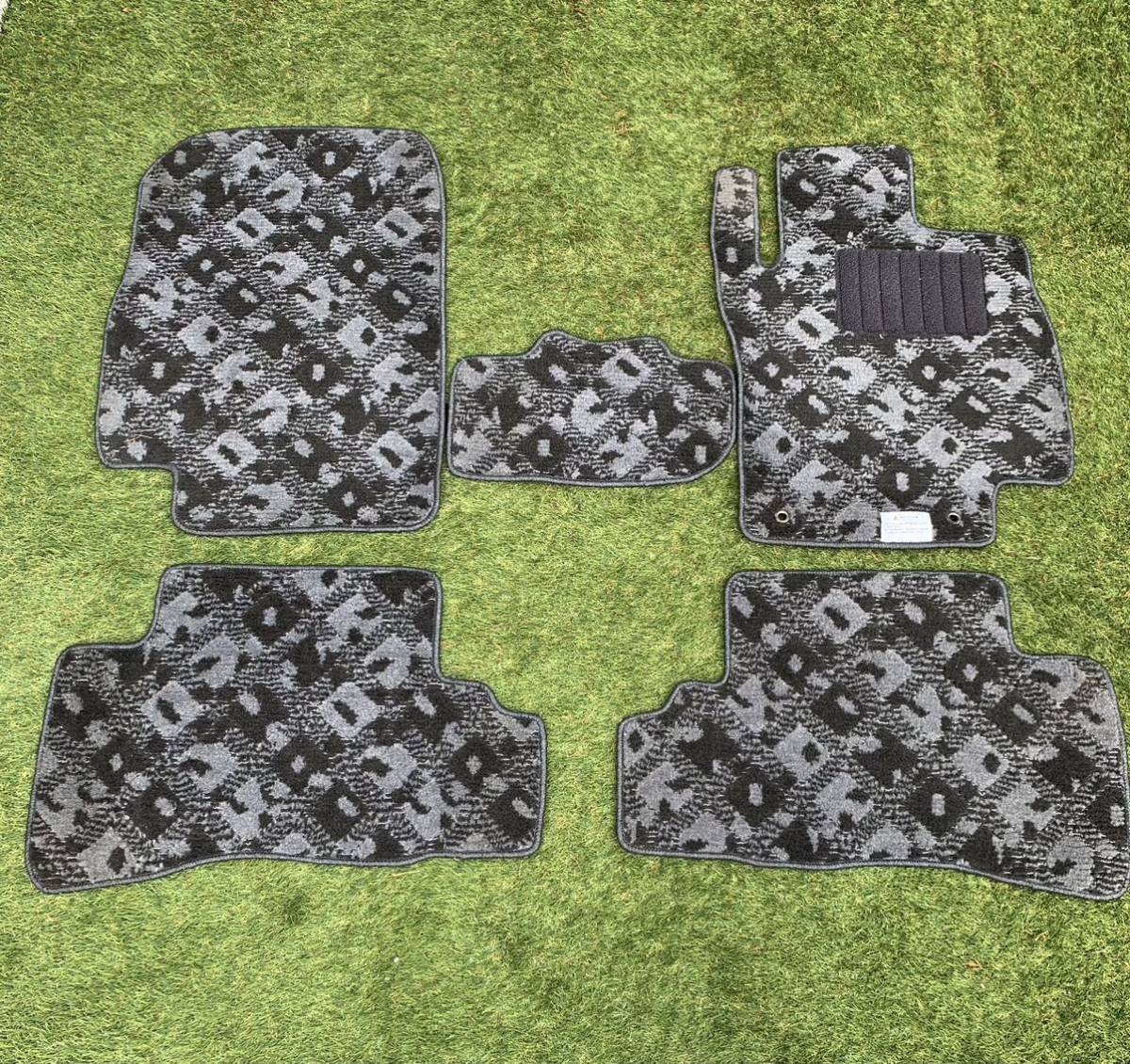 日産キューブ　社外品フロアマット Z11 