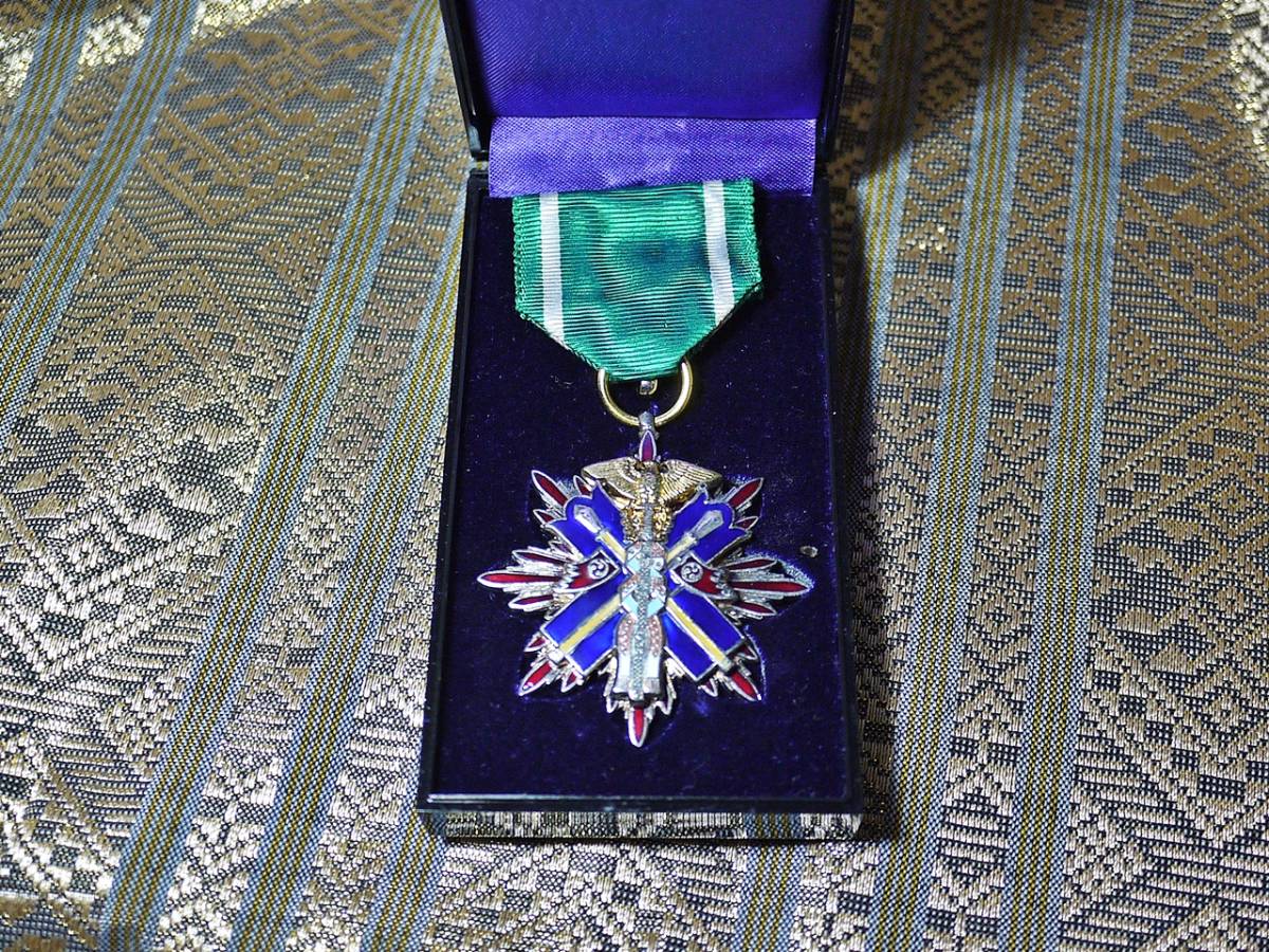 功五級金鵄勲章 箱付き レプリカ(勲章)｜売買されたオークション情報  
