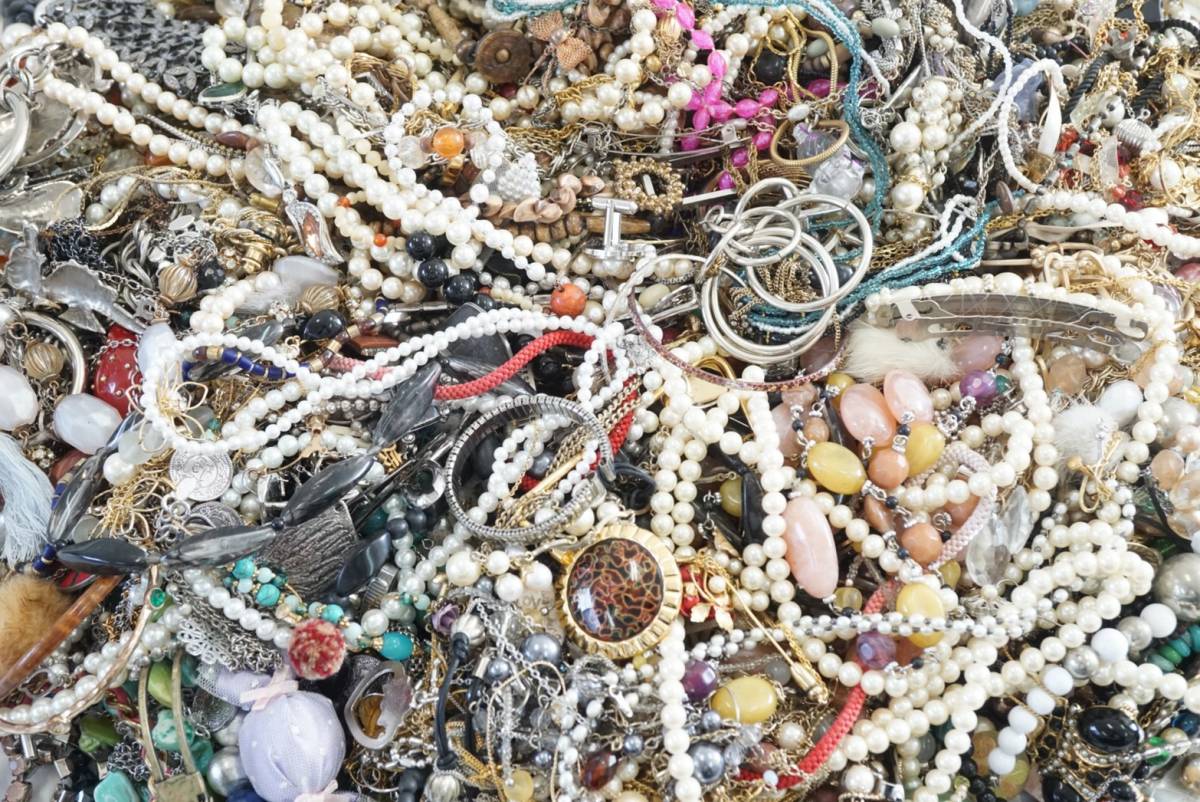 【総重量1.6kg以上！】アクセサリー　まとめ売り A15/大量/重量10kg【アクセサリーまとめ】ゴールド・シルバーカラー