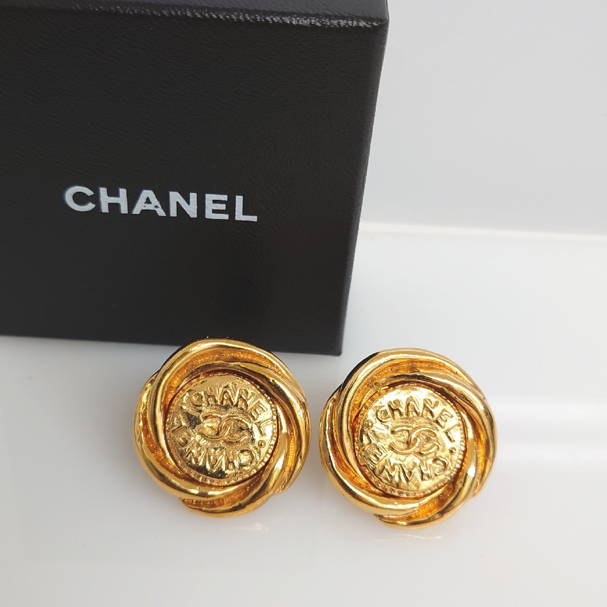 86】CHANEL シャネル 93 P ココマーク ロゴ ゴールド ラウンド 