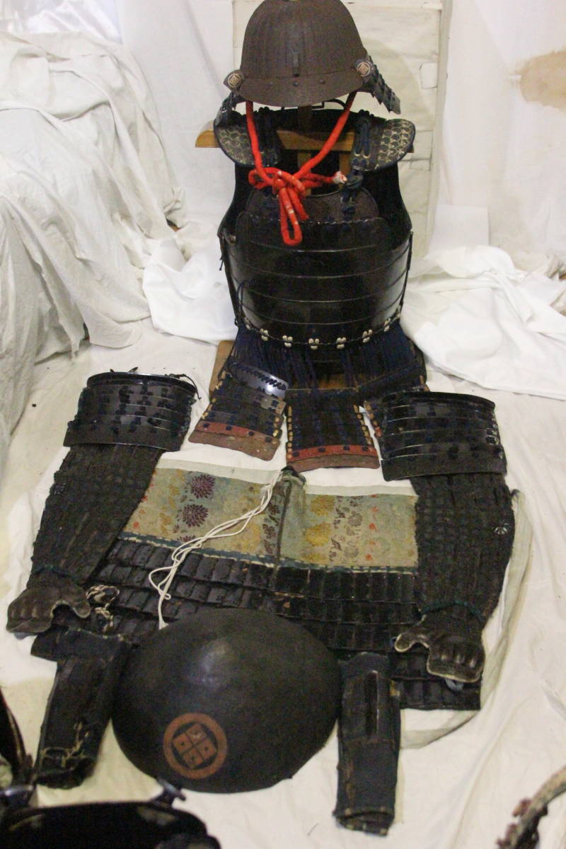 兜割② 鐵地 十手 兜割 蝶象嵌 兜 鉄錆地塗片白三