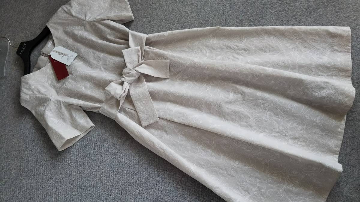 新品　 AMACA アマカ 　【ウォッシャブル】LIBERTY刺繍の素敵なワンピース　38　ライトベージュ　49500円