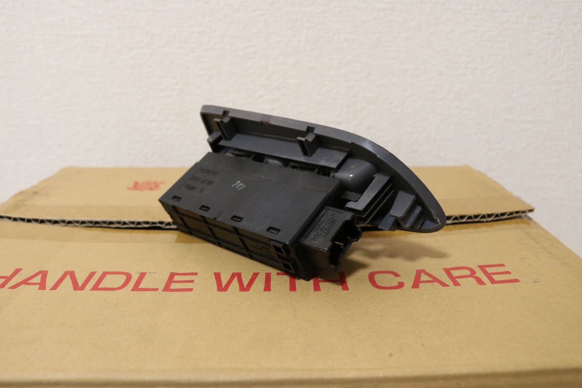 ISUZU エルフ パワーウィンドウスイッチ 右