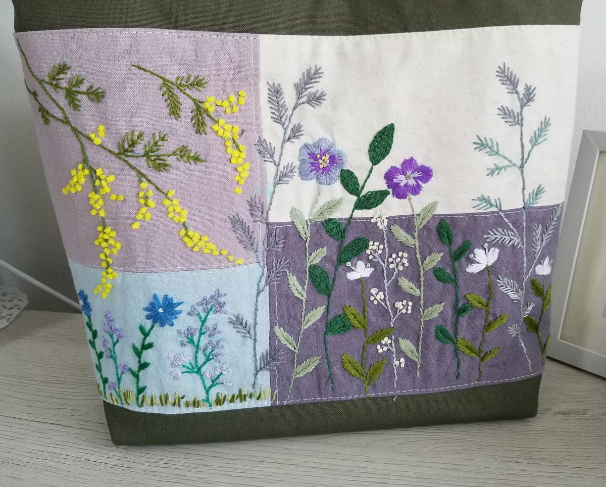ハンドメイド SALE 20%OFF パッチワーク。 お花。手刺繍。ナチュラル