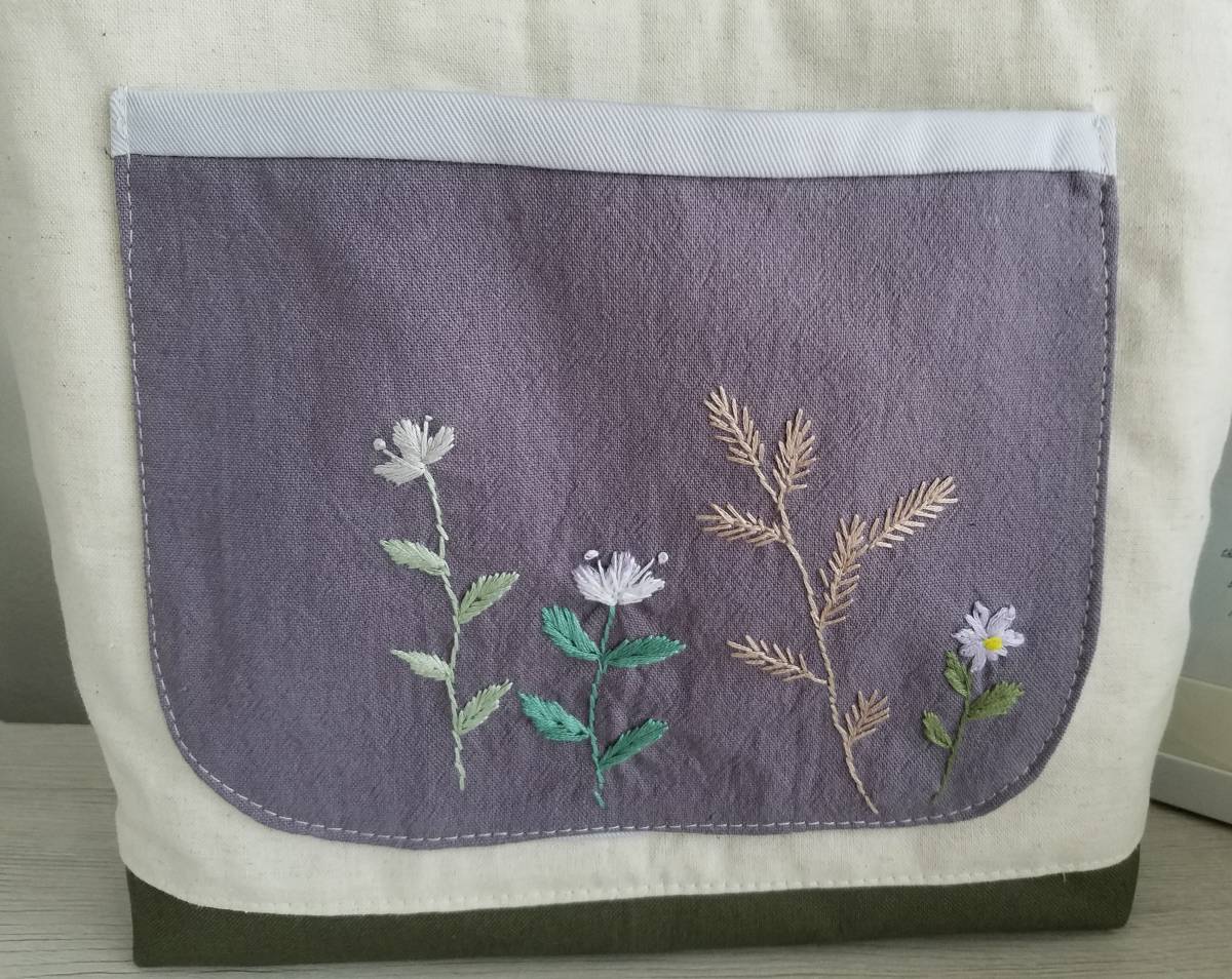 ハンドメイド SALE 20%OFF パッチワーク。 お花。手刺繍。ナチュラル