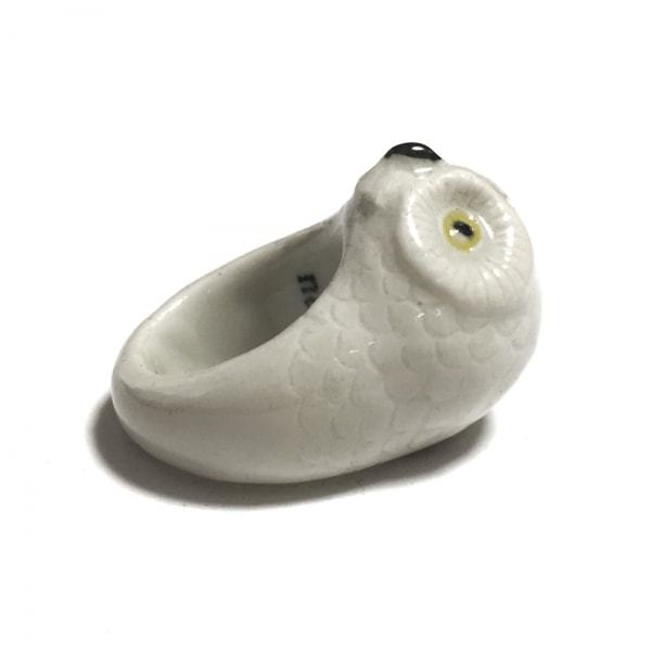 ナッシュ nach リング - 陶器 白×黒×イエロー フクロウ 美品 アクセサリー（指） ナッシュ リング - 白×グレー ウサギ 陶磁器素材の動物モチーフがユニーク＆キュート！フランス発の