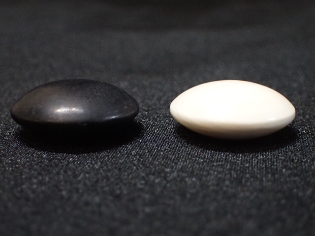 蛤碁石(月印) 那智黒石 32～33号 白180個 + 黒181個